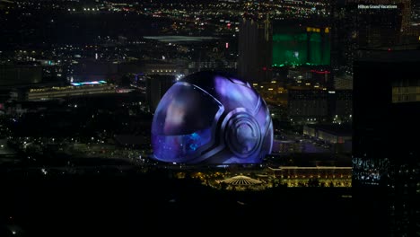 Esfera-De-Mensajes-Iluminada-Como-Un-Gran-Casco-En-Las-Vegas-Por-La-Noche