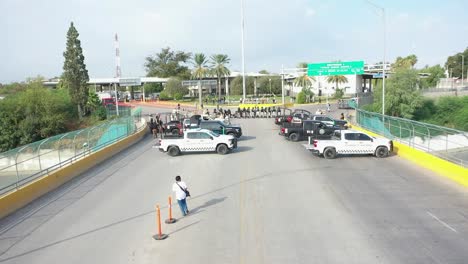 Simulation-of-migration-between-the-Mexican-Border-Police-and-the-Border-Patrol-on-the-international-bridge