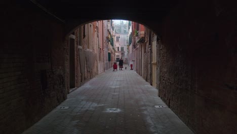 Vista-De-Arco-Del-Callejón-Veneciano-Con-Residentes,-Italia