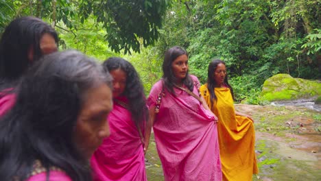 Familia-Caminando-Por-Un-Exuberante-Bosque-Verde-En-Oxapampa,-Perú,-Vistiendo-Ropas-Tradicionales-Vibrantes,-Tocando-La-Flauta-De-Pan,-Mostrando-El-Patrimonio-Cultural