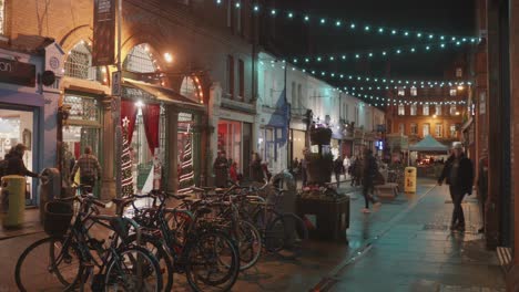 Eine-Malerische,-Wunderschön-Beleuchtete-Dubliner-Straße-Im-Stadtzentrum-Bei-Nacht