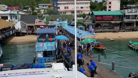 Die-Fähre-Von-Ko-Samui-Nach-Ko-Tao-Wird-Im-Hafen-Von-Kotao-Entladen