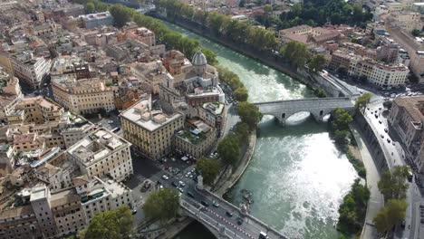 Increíble-Toma-Aérea-De-La-Ciudad-De-Roma-Con-Sus-Ríos-Y-Puentes-Entre-Las-Casas,-Calles-Y-Avenidas.