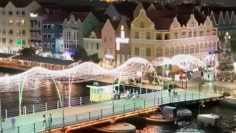 Hermosas-Y-Brillantes-Luces-Navideñas-Colgadas-A-Lo-Largo-Del-Puente-Pontón-Handelskade-Por-La-Noche-En-Willemstad-Curacao