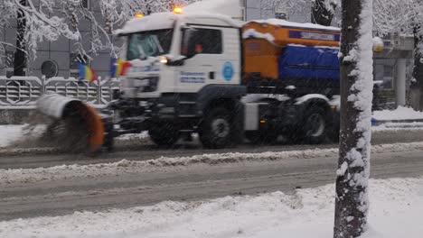 Máquina-Quitanieves-En-Las-Calles-En-Un-Día-Nevado