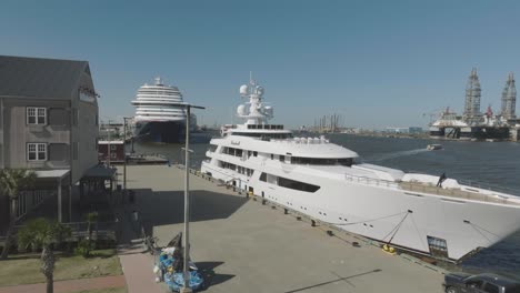 Una-Vista-Aérea-Del-Yate-De-Tillman-Fertitta-Atracado-En-El-Muelle-21-En-El-Distrito-Histórico-De-Galveston,-Texas.