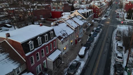 Techo-Cubierto-De-Nieve-De-Casas-En-La-Ciudad-Americana-En-El-Día-De-Invierno