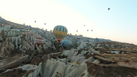 Globos-Aerostáticos-Tomando-Vuelo-En-Capadocia,-Pavo---Fpv-Aéreo