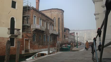 Mañana-Brumosa-A-Lo-Largo-De-Un-Canal-Veneciano