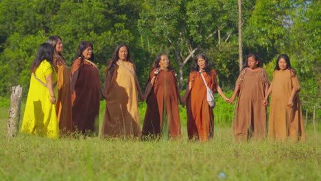 Grupo-De-Nativos-Peruanos-Con-Trajes-Tradicionales-Bailando-Alegremente-En-Un-Exuberante-Campo-Verde-En-Oxapampa