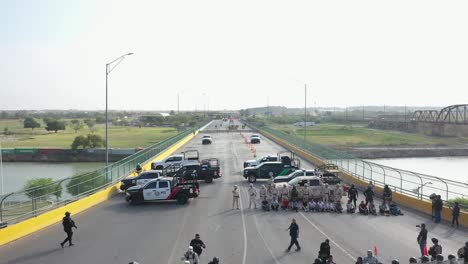 Simulationsübung-Der-Migration-Zwischen-Der-Mexikanischen-Grenzpolizei-Und-Der-Grenzpatrouille-Auf-Der-Internationalen-Brücke