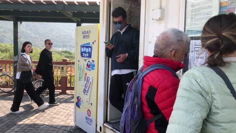 El-Conductor-Del-Autobús-Cuenta-A-Las-Personas-Que-Salen-Del-Autobús-Desde-La-Aldea-De-Ngong-Ping-Cuando-Salen-En-Tai-O,-Hong-Kong