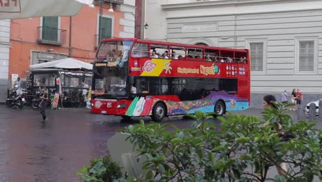 Un-Autobús-Turístico-De-Dos-Pisos-Lleva-A-Los-Turistas-A-Un-Recorrido-Por-La-Ciudad-Italiana-En-Un-Día-Lluvioso