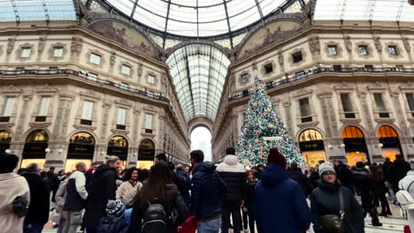 Adelante,-Acercamiento-Al-árbol-De-Navidad-En-La-Concurrida-Salida-Serravalle-Milán,-Italia