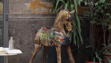 Caballito-De-Madera-Esculpido-A-Mano-Fuera-De-La-Tienda-De-Artesanía-Italiana