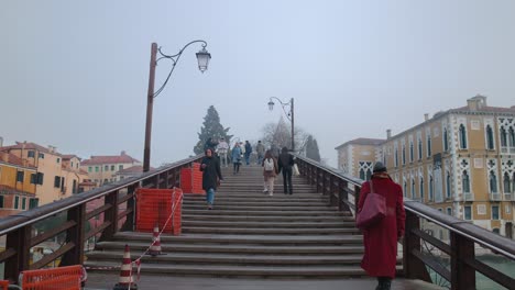 Brumoso-Puente-Veneciano-Cruzando-Con-Peatones.