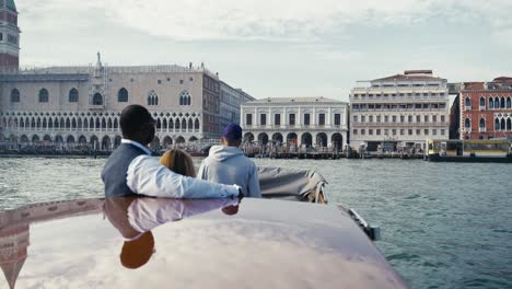 Pareja-De-Raza-Mixta-Con-Gafas-De-Sol-Con-Un-Paseo-En-Barco-Privado-Al-Palacio-Ducal-Y-Ponte-Della-Paglia-En-Venecia,-Italia,-Con-Sus-Pintorescos-Edificios