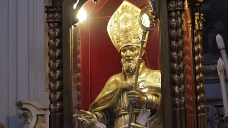 Goldene-Statue-Des-Religiösen-Bischofs-In-Der-Italienischen-Kirche-Santi-Filippo-E-Giacomo