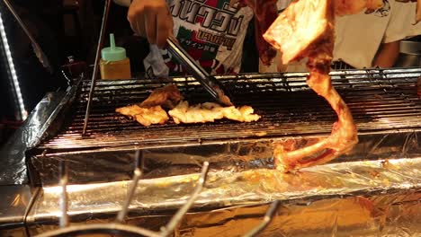 Hawker-Flip-Fleisch-Eines-Aufgespießten-Krokodils,-Das-Auf-Dem-Grill-Auf-Dem-Street-Food-Markt-Grillt