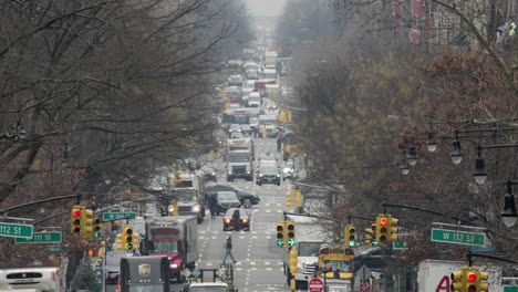 Tráfico-Subiendo-Por-La-Avenida-De-La-Ciudad-De-Nueva-York-En-Time-lapse