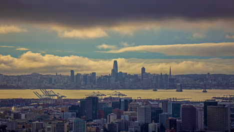 Skyline-Und-Bucht-Von-San-Francisco-Aus-Der-Sicht-Von-Oakland,-Kalifornien-–-Dramatische-Wolkenlandschaft-Am-Tag-Im-Zeitraffer