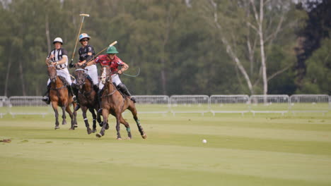 Ein-Polospieler-Stößt-Einen-Anderen-Spieler-Aus-Dem-Weg,-Während-Er-Zu-Pferd-Im-Vollen-Galopp-Reitet