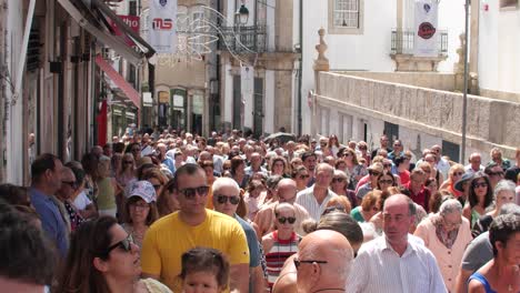 Multitud-Mixta-De-Hombres-Y-Mujeres-Con-Niños-En-El-Clima-Cálido-De-Portugal