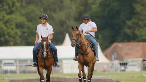 Dos-Novios-De-Polo-Montan-Caballos-Sustitutos-Por-El-Campo-En-Un-Paseo