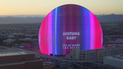 Esfera-De-Mensajes-Iluminada-Que-Anuncia-El-Concierto-De-U2-Durante-La-Hora-Dorada-En-Las-Vegas