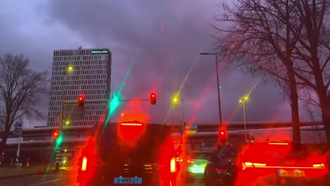 Coches-Con-Luces-Rojas-De-Espera-Esperando-Frente-Al-Semáforo-En-Primera-Persona-A-Través-De-La-Ventana.