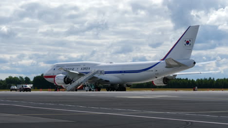 Código-De-Corea:-Un-Avión-Especial-Estacionado-En-La-Pista-Del-Aeropuerto-De-Vilnius-Para-Asistir-A-La-Cumbre-De-La-OTAN-En-Lituania.