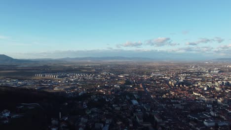 La-Ciudad-De-Rumania-Brasov-Con-Sus-Edificios,-Arquitectura,-Casas,-Calles-Y-Avenidas,-Bajo-Un-Cielo-Azul.