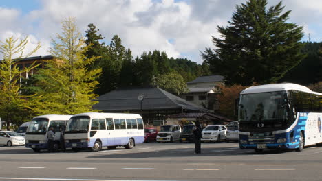 Sightseeing-Touristenbusse,-Die-An-Der-Japanischen-Besucherattraktion-Geparkt-Sind