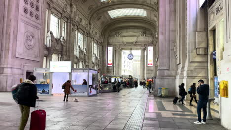 Reisende,-Die-Im-Mailänder-Hauptbahnhof-Herumlaufen,-Mailand-Hauptbahnhof,-Italien