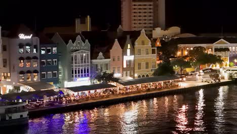 Los-Edificios-De-Handelskade-Parpadean-Y-Reflejan-La-Luz-En-El-Agua-Junto-Al-Ferry-Sint-Annabaai.