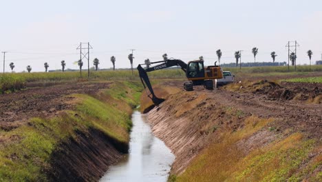 John-Deere-hydraulic-excavator