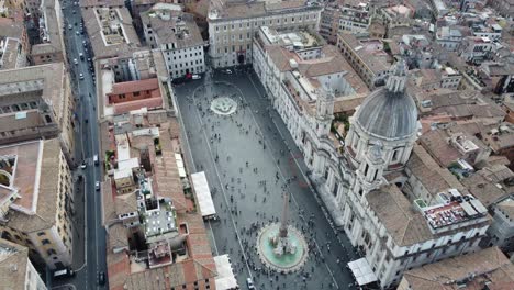 Maravillosa-Toma-Aérea-De-Una-Explanada-Pública-Llena-De-Gente-Y-Edificios-En-La-Ciudad-De-Roma.