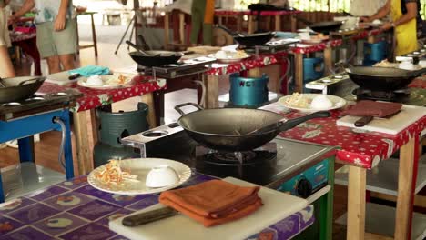 Clase-De-Cocina-Tailandesa-Con-Estaciones-De-Trabajo-Individuales.