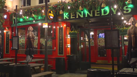 Ambiente-Nocturno-En-El-Pub-Irlandés-Kennedy-En-Altrincham-Con-Asientos-Al-Aire-Libre-Y-Cartel-De-Música-En-Vivo.