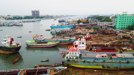 Antena:-Gran-Astillero-O-Astillero-Junto-Al-Puerto-Fluvial-En-El-Sur-De-Asia,-Bangladesh