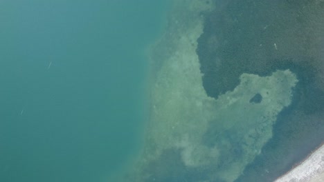 Maravillosa-Toma-Aérea-Y-Espacial-Del-Mar-O-Lago,-Con-Su-Combinación-De-Colores-Verde-Y-Azul