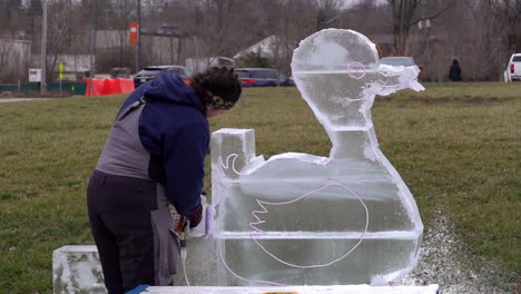 Ice-sculptor-crafting-ice-sculptures-in-slow-motion-detail