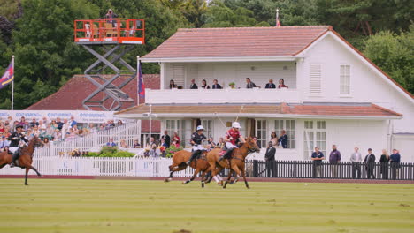 La-Reina-Isabel-II-Observa-A-Los-Jugadores-De-Polo-Perseguir-La-Pelota-A-Todo-Galope.