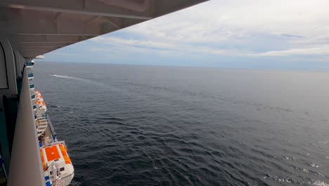 Hyperlapse-Beim-Betreten-Von-Cabo-San-Lucas,-Blick-Auf-Das-Kreuzfahrtschiff