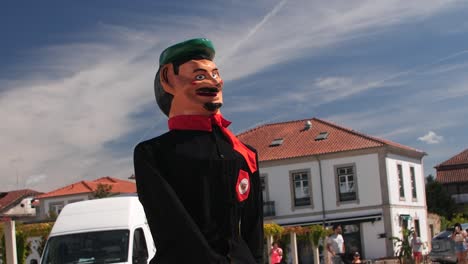 Traditionelle-Portugiesische-Kulturparade-Cabeçudos-Kopfkostüm