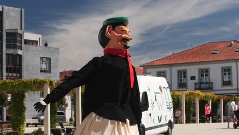 Portugiesische-Kulturparade-Cabeçudos-Traditionelle-Feier-Des-Maskierten-Mannes