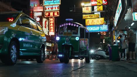 Tuk-Tuk-Taxi-Wartet-Auf-Einen-Kunden,-Der-In-Einem-7-Eleven-Supermarkt-In-Bangkok,-Chinatown,-Einkauft