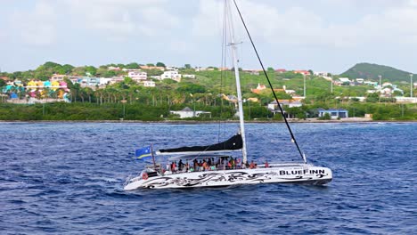 Die-Luftverfolgung-Verfolgt-Die-Katamaranfahrt-Entlang-Der-Küste-Von-Otrobanda-Willemstad-Curacao