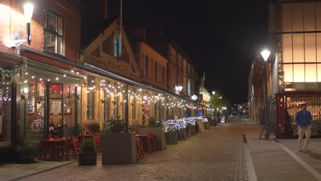 Malerische-Abendansicht-Der-Altrincham-Street,-Gesäumt-Von-Festlichen-Lichtern-Und-Lokalen-Geschäften