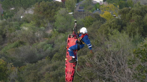 Sanitäter-Hängt-An-Einem-Hubschrauber,-Rettungsmission-In-Los-Angeles,-Kalifornien,-USA